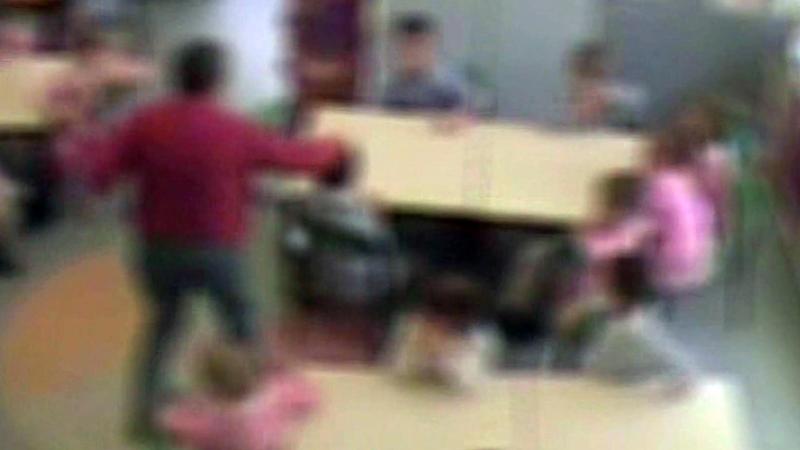 “Aggressioni verbali e vessazioni sui bambini”. Sospesa una maestra della scuola d’infanzia