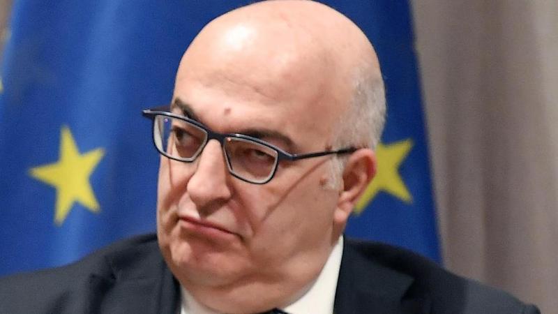 La scorta per le minacce e il licenziamento da Libero. Scontro Sechi-Angelucci