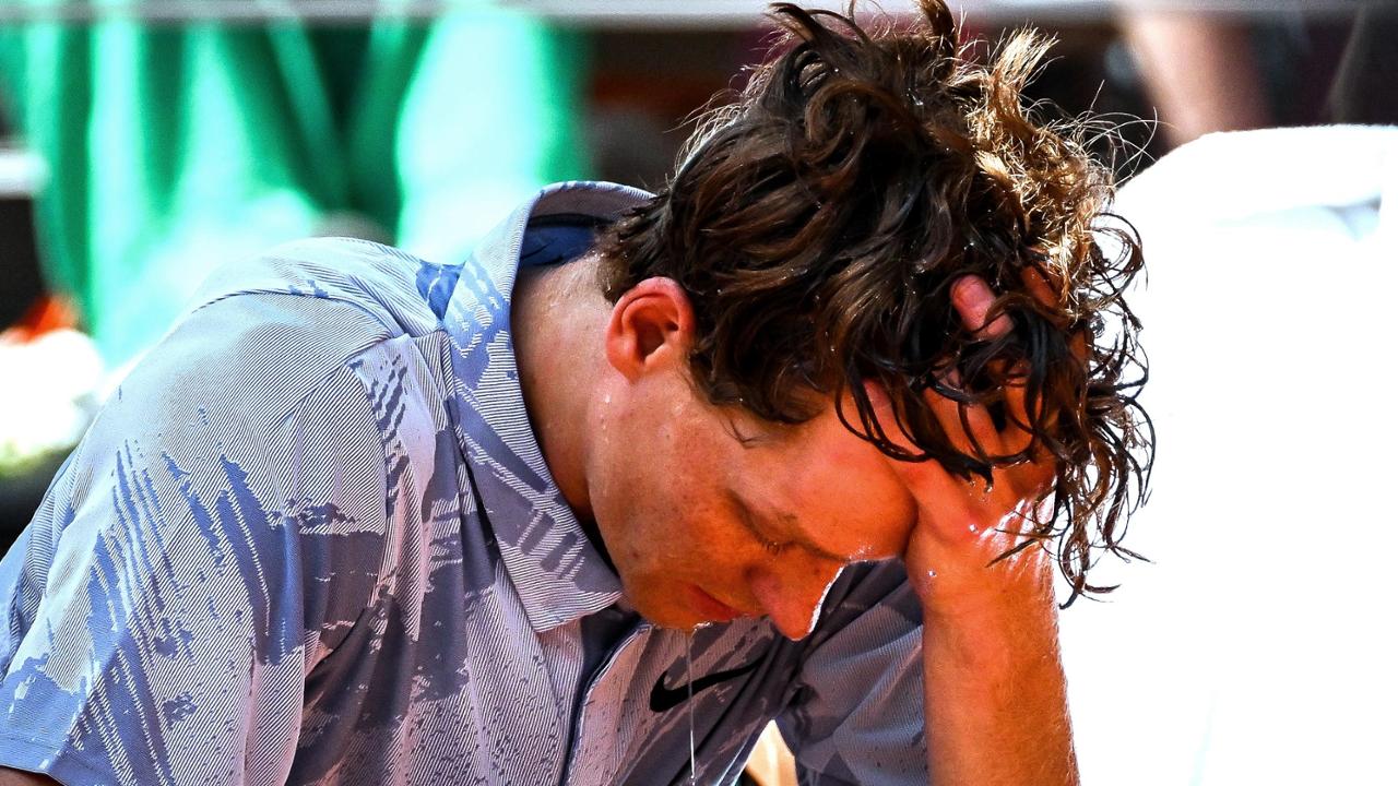 Il mistero di Sinner, un malore senza spiegazioni stronca il sogno Roland Garros