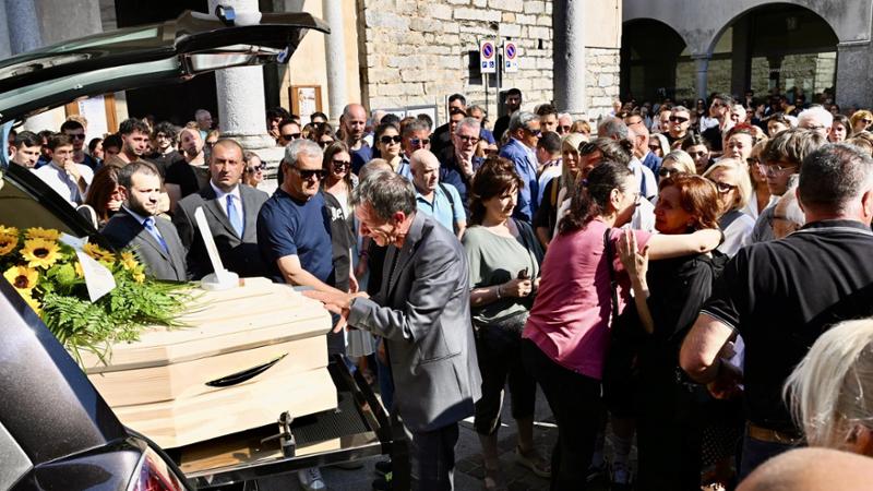 Omegna, l’addio a Federico Gualtieri tra girasoli e lacrime: “Trasformiamo il dolore in una amore più grande”