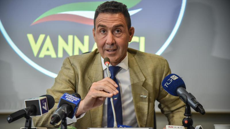 Vannacci, la prima proposta di legge è un ministero per la Casa: dito nell’occhio di Salvini