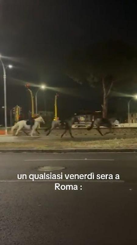 Cavalli per la parata del 2 giugno in fuga tra gli automobilisti: "Fate qualcosa, chiamate qualcuno"