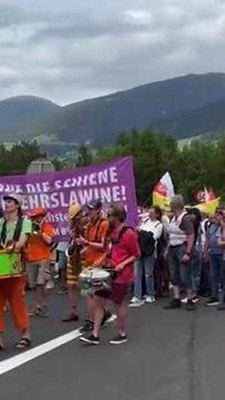 Blocco del Brennero, i manifestanti occupano l'autostrada