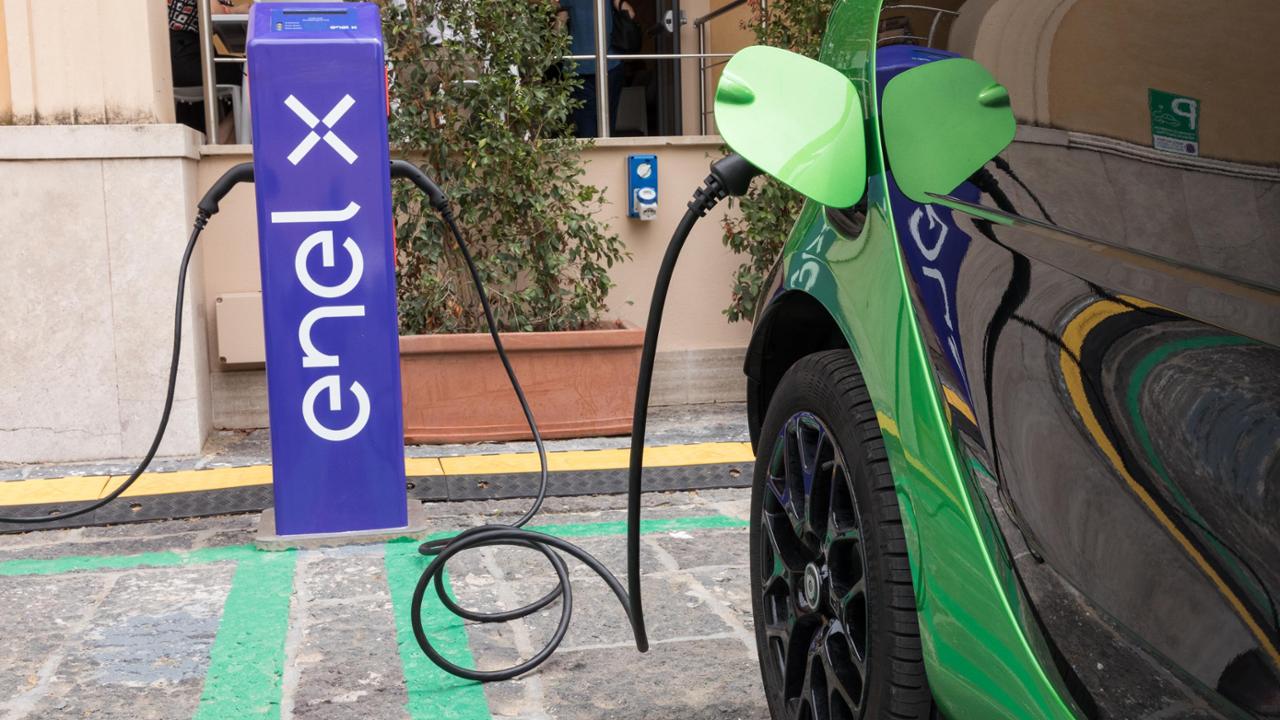 Obbligo di auto elettrica: i costruttori d’auto sono al bivio