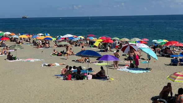 Allarme al Prolungamento, i baristi: “Spiaggia pericolosa, costretti a chiudere prima di sera”