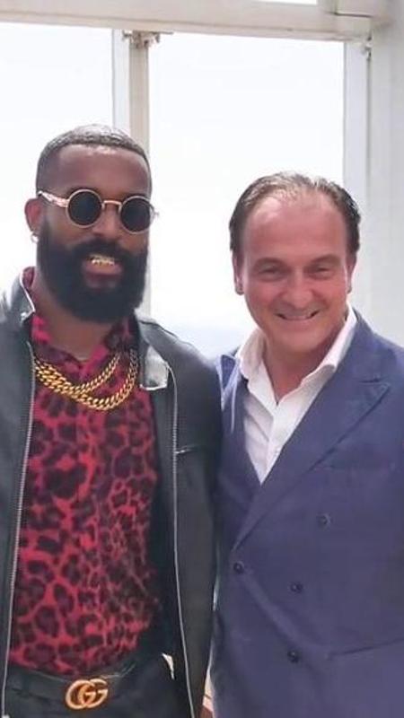 La star del wrestling Montez Ford al palazzo della Regione, e Cirio gli canta "Tanti auguri a te"