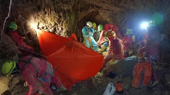 L'interno della grotta e il salvataggio: le immagini dell'operazione