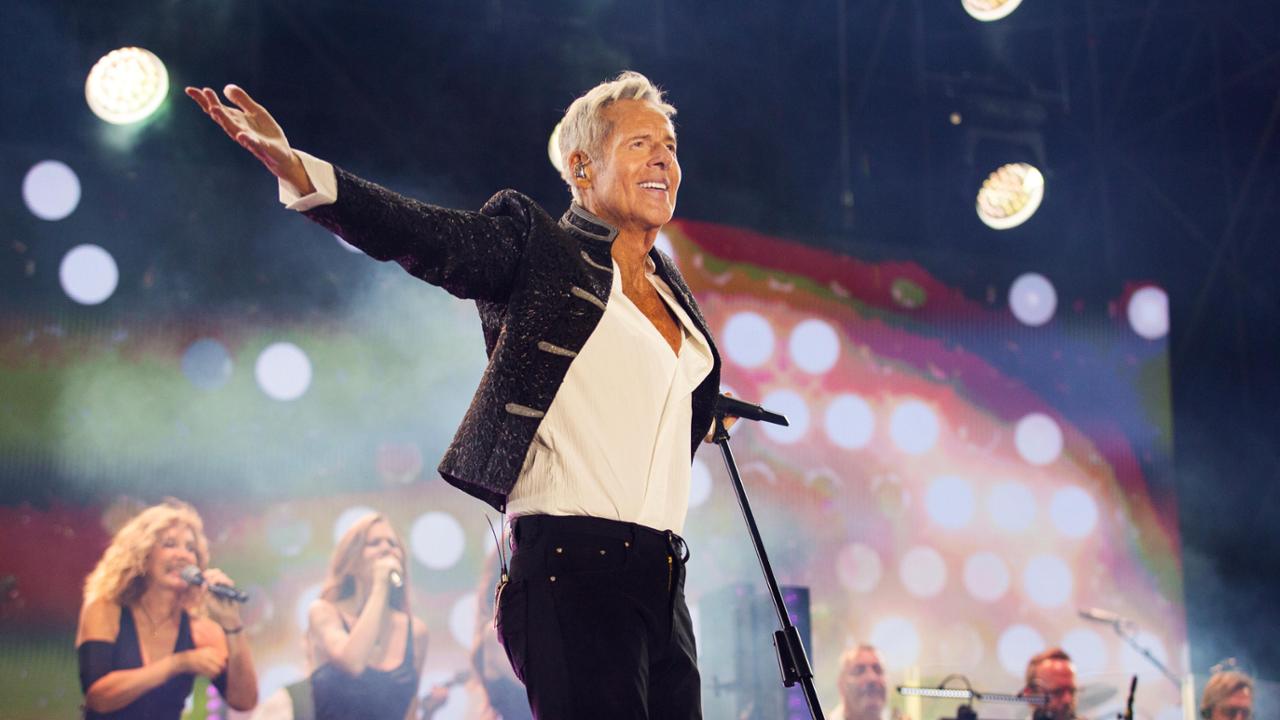 Baglioni fermato dalla polmonite: il tour “La vita è adesso” slitta al 2027