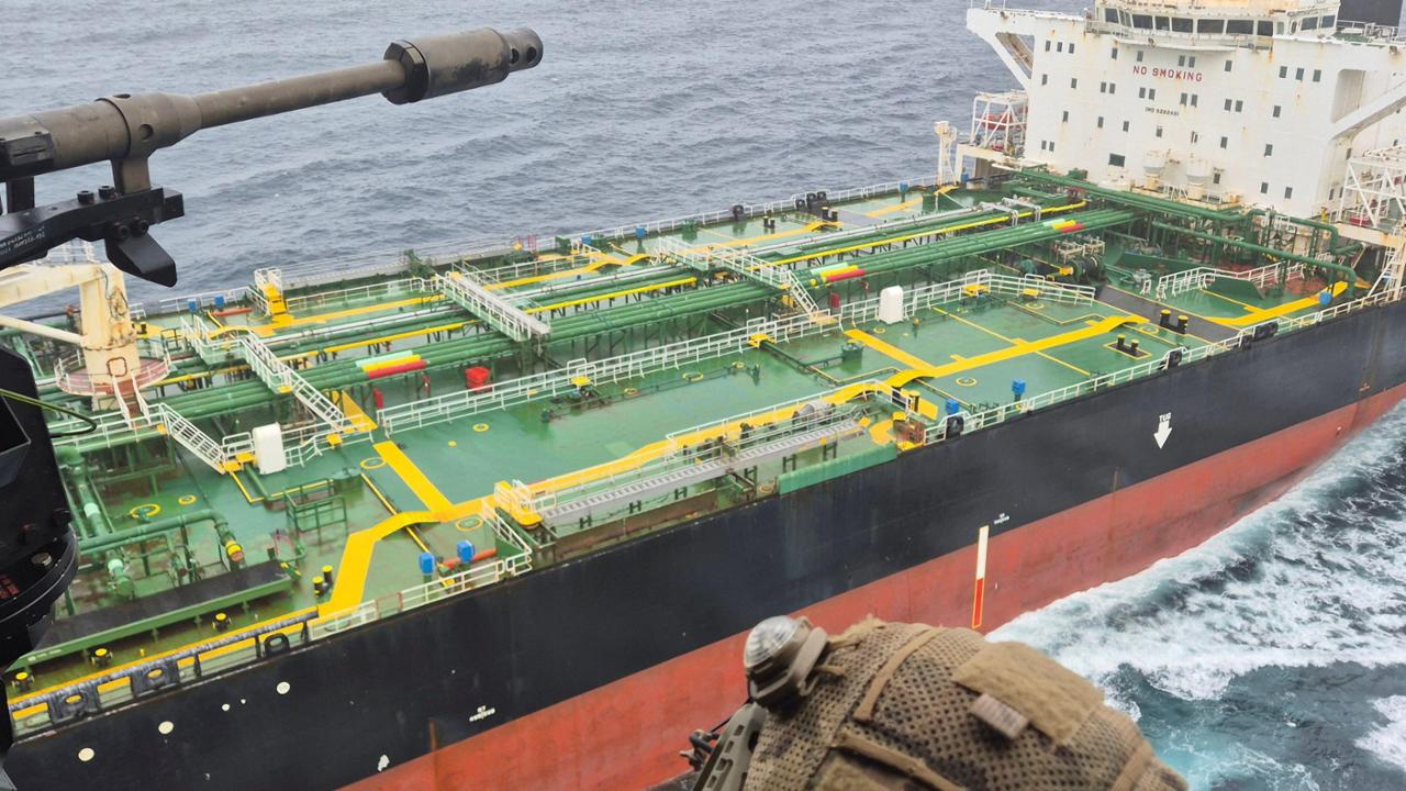 Macron, la sfida dei sequestri a Putin: bloccata nell’Atlantico un’altra petroliera ombra russa