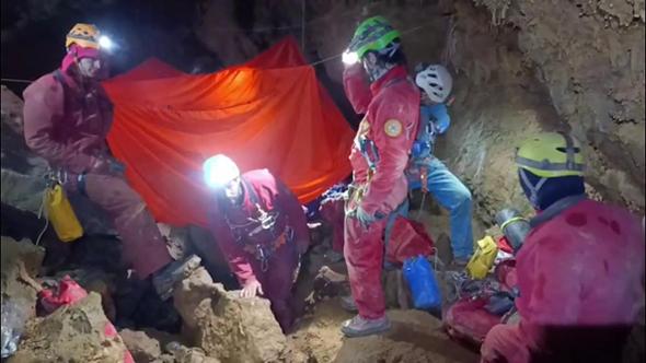 Così è stato salvato lo speleologo: le immagini dentro la grotta dei Cinghiali Volanti