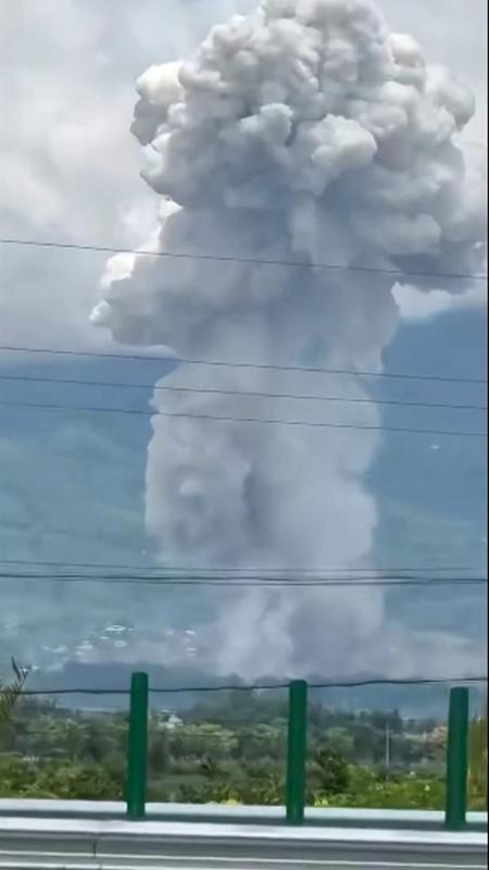 Myanmar, un enorme fungo di fumo: esplode un'area mineraria: almeno 55 morti e case distrutte