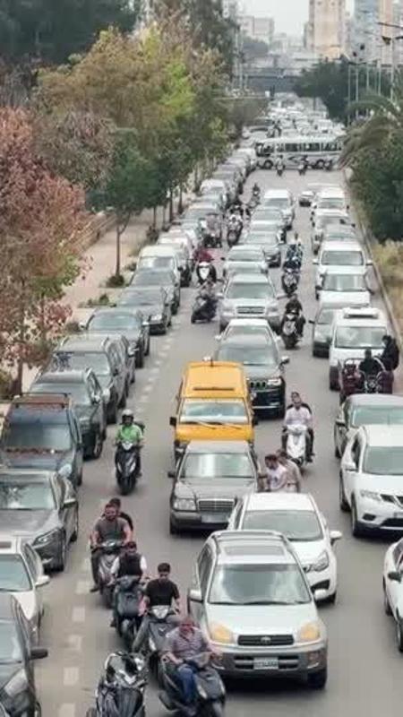 Come un fiume in piena: le auto in fuga dai sobborghi meridionali di Beirut