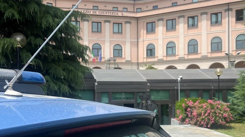 “Vediamoci, ti amo”: lui risponde all’invito della compagna che l’ha denunciato e viene arrestato