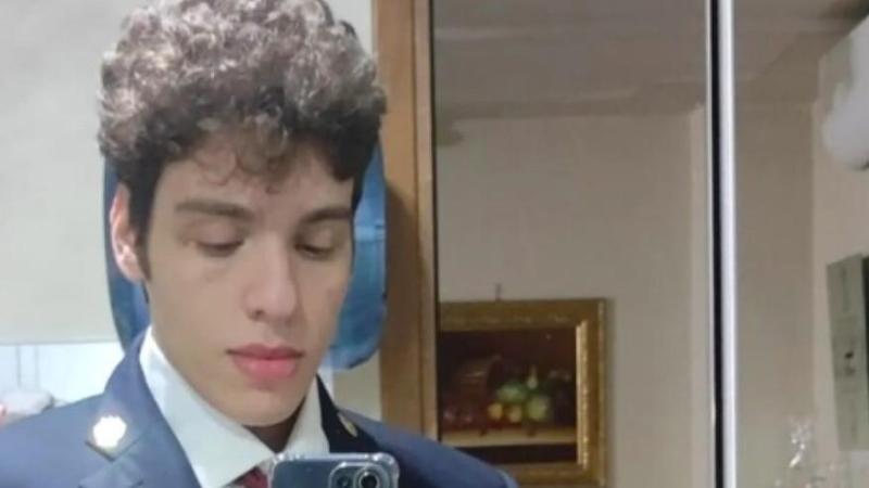 Gioco finisce in tragedia, 23enne muore mentre è aggrappato al cofano dell’auto dell’amico in marcia