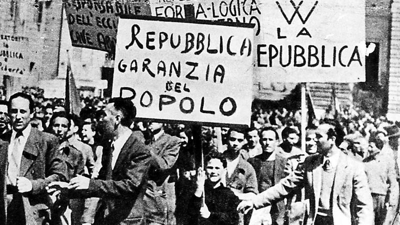 Una manifestazione pro repubblica alla vigilia del referendum del 2 giugno 1946