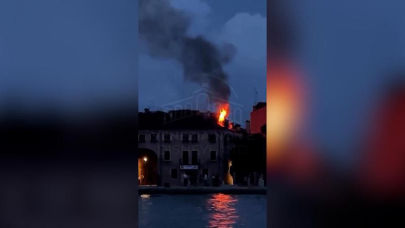Incendio vicino alla Biennale di Venezia: il rogo nella notte ripreso dai residenti