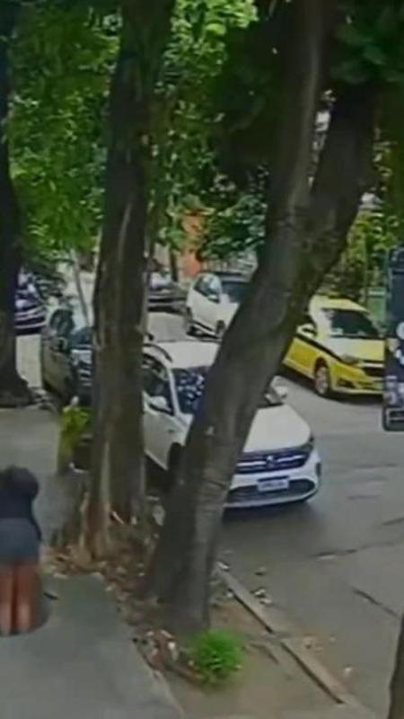 Cammina per strada e scompare nel vuoto: donna inghiottita da un tombino spostato dai ladri