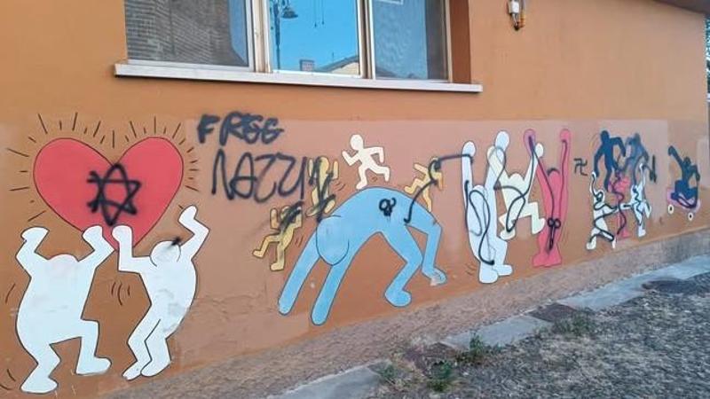 Svastica e stella di David: deturpato il murale dell’asilo