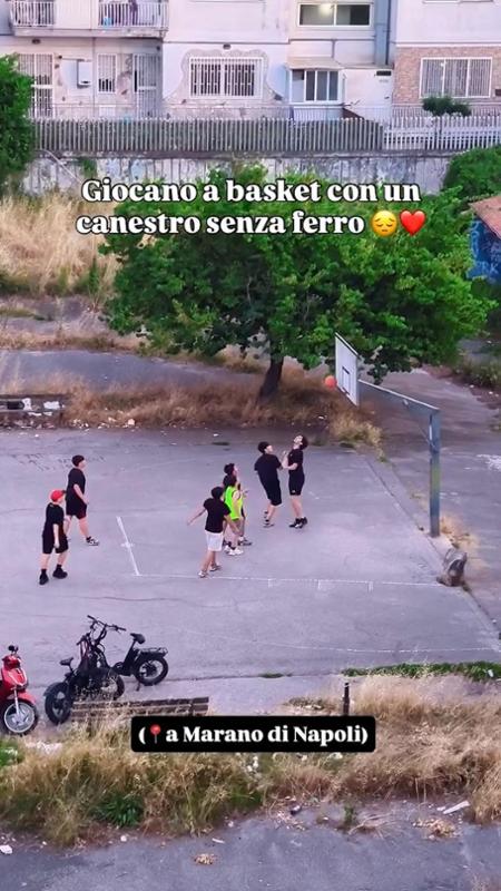 Giocano a basket senza canestro: il video dei ragazzi di Marano che commuove e fa discutere
