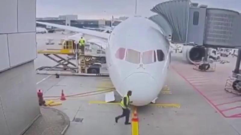 Paura sul Boeing Lufthansa per Los Angeles: il carrello cede e il muso finisce a terra a Francoforte