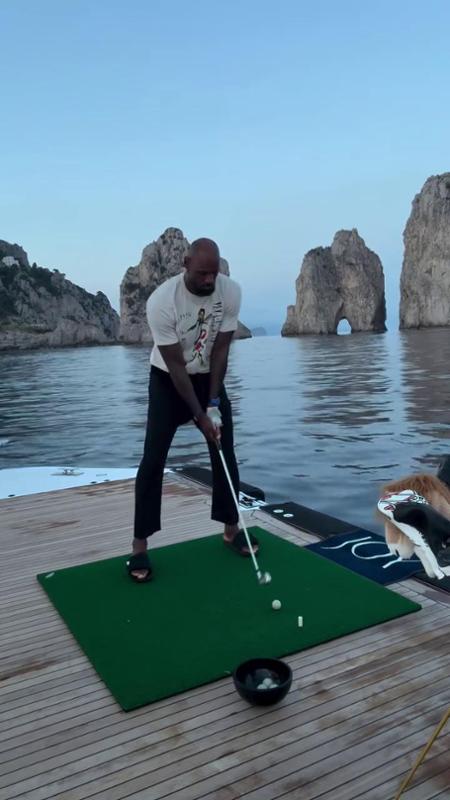 LeBron James a Capri, il campione gioca a golf in barca davanti ai Faraglioni