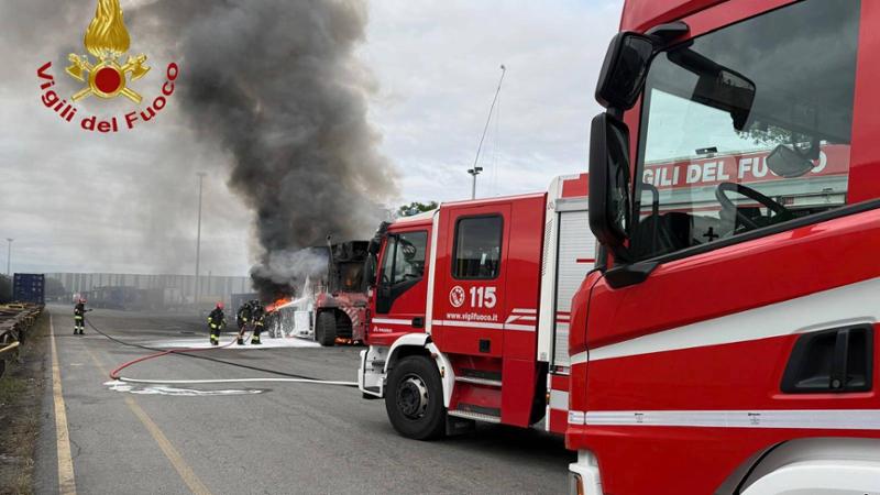 Novara, autogru in fiamme a Sant’Agabio: colonna di fumo avvistata in tutta la città