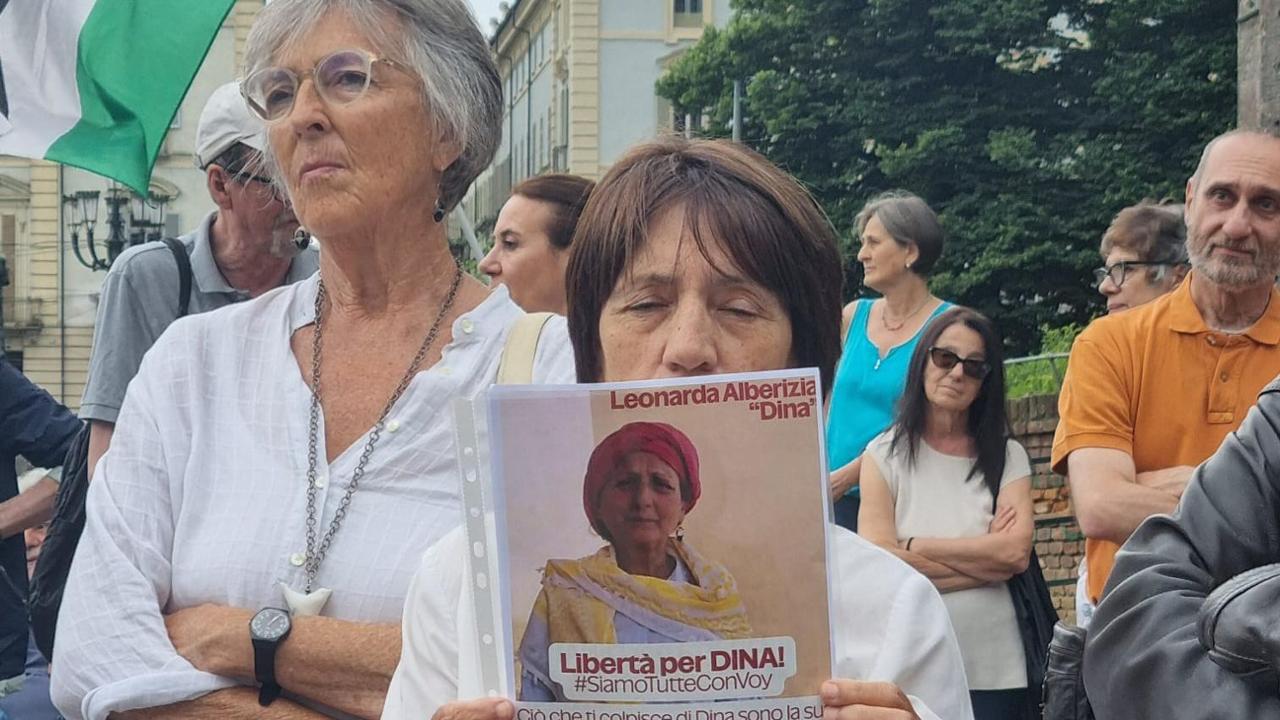 Flotilla, Dina Alberizia chiama il fratello dalla Libia: “Sto bene, ma resto prigioniera”