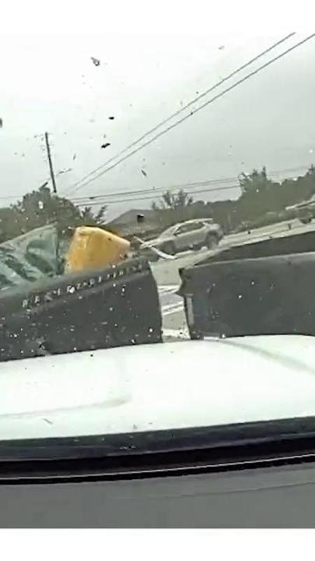 Usa, il video di un bambino sbalzato dall'auto durante un incidente: salvo per miracolo