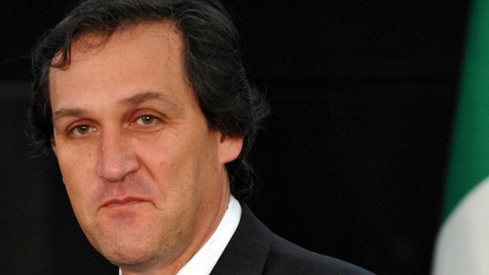 Il senatore Menia (Fdl) si scaglia contro una coppia gay in aeroporto: “Basta carezze in pubblico”
