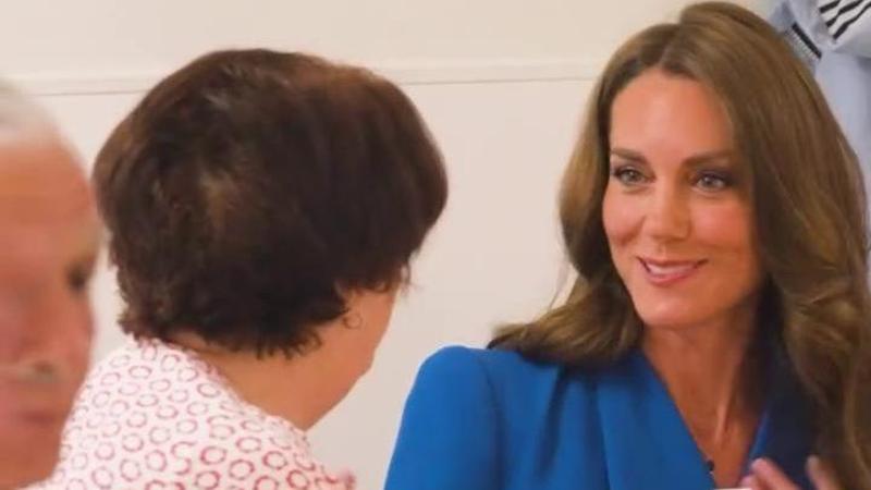 Kate Middleton all'ospedale oncologico di Manchester: abbracci e lacrime con pazienti e famiglie