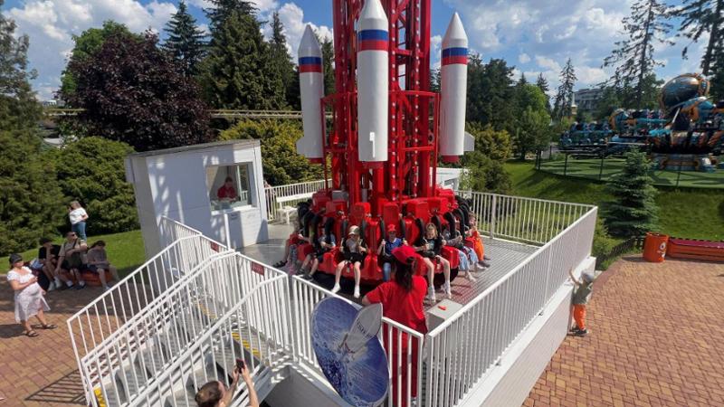 Russia, la giostra del luna park ha il nome del missile di Putin: bambini sul razzo "Oreshnik"
