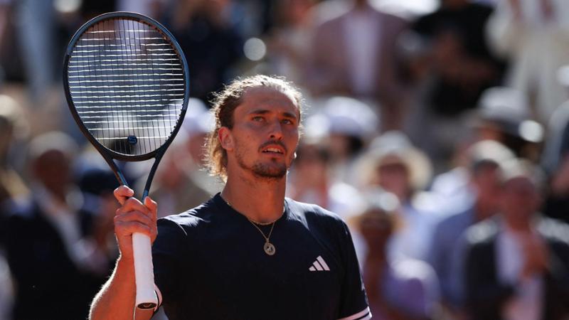Roland Garros: Zverev è il primo finalista, battuto Mensik in 4 set. Incontrerà uno dei due italiani