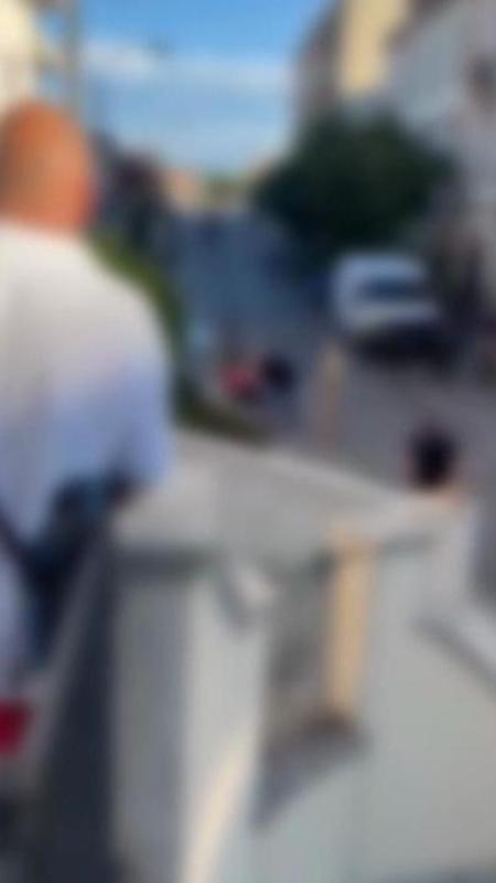 Calci e pugni al padre che difende la figlia dal gruppo molesto, i passanti urlano: "Basta"
