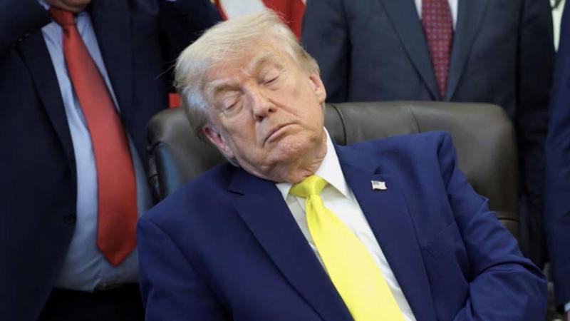 Video virale di Donald Trump addormentato