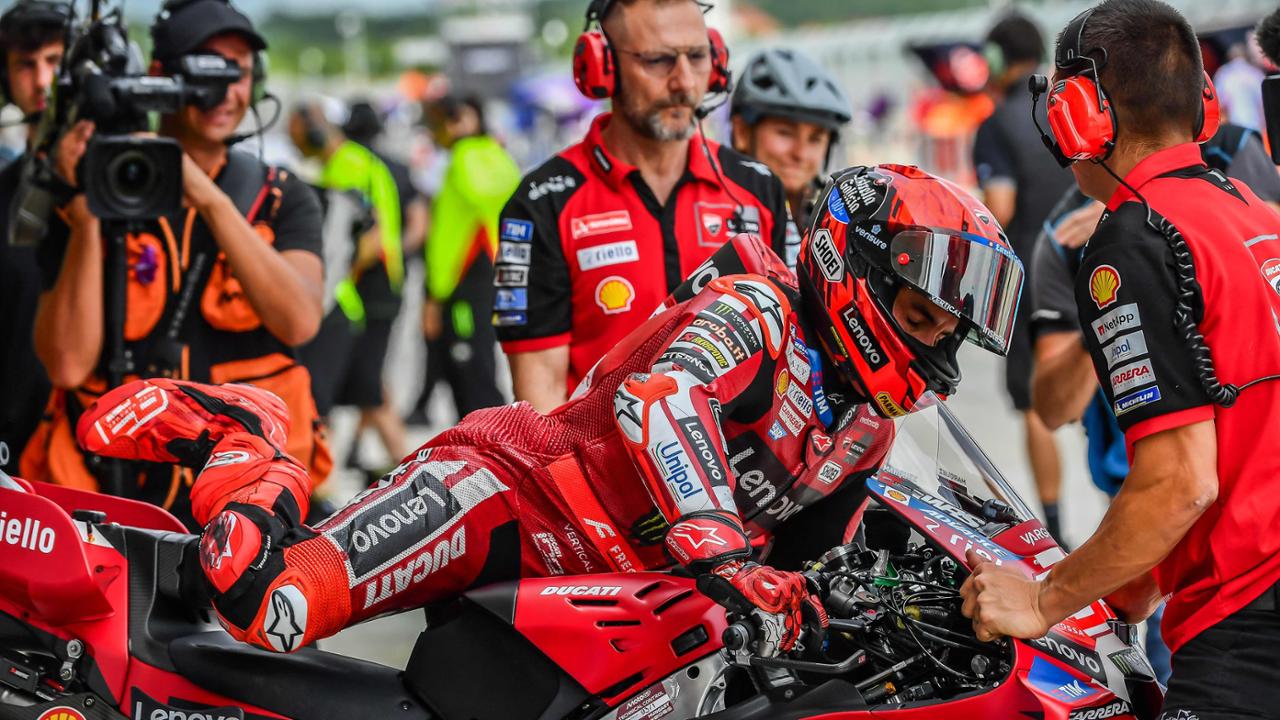 MotoGP Ungheria, Marc Marquez conquista la pole: Acosta secondo, Bagnaia quinto