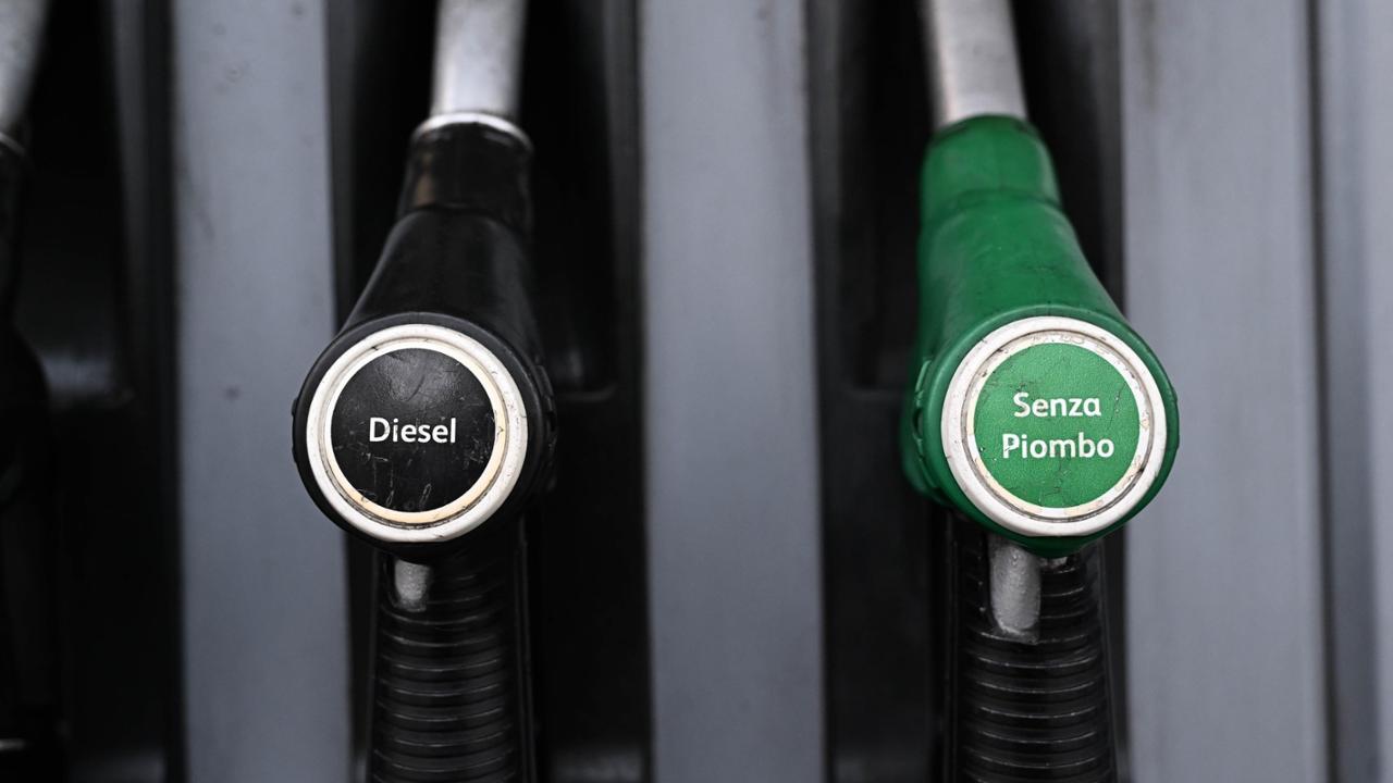 Carburanti, prorogato il taglio delle accise fino al 3 luglio. Ma sul diesel lo sconto è dimezzato
