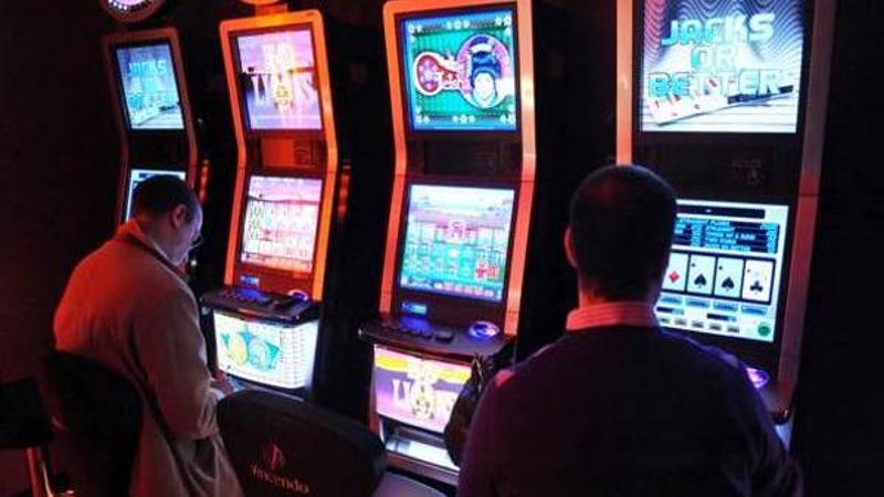 Borgomanero, botte e minacce alla compagna per avere i soldi da giocare al videopoker