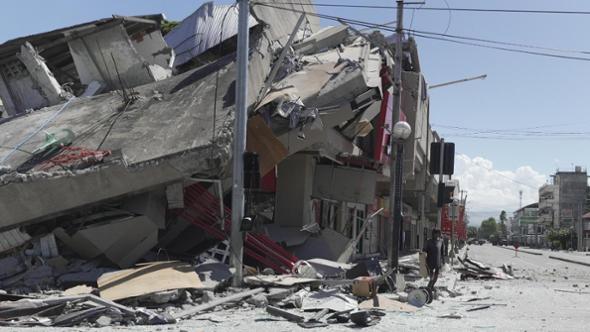 Terremoto nelle Filippine, un edificio si sbriciola in pochi secondi