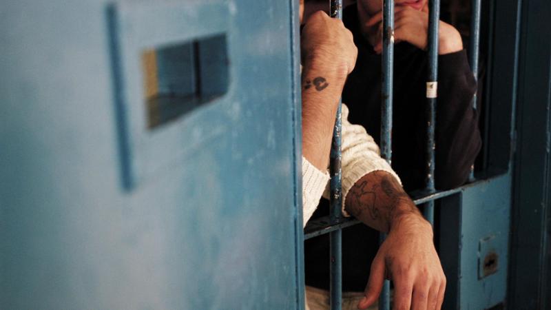 A 14 anni si comporta da boss tra rapine e aggressioni: e la madre, disperata, lo fa arrestare