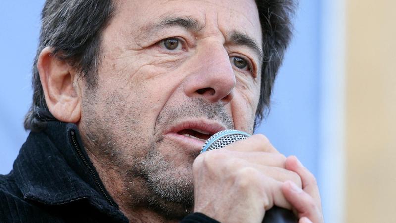 Parigi, arrestato il cantante Patrick Bruel: è accusato di v