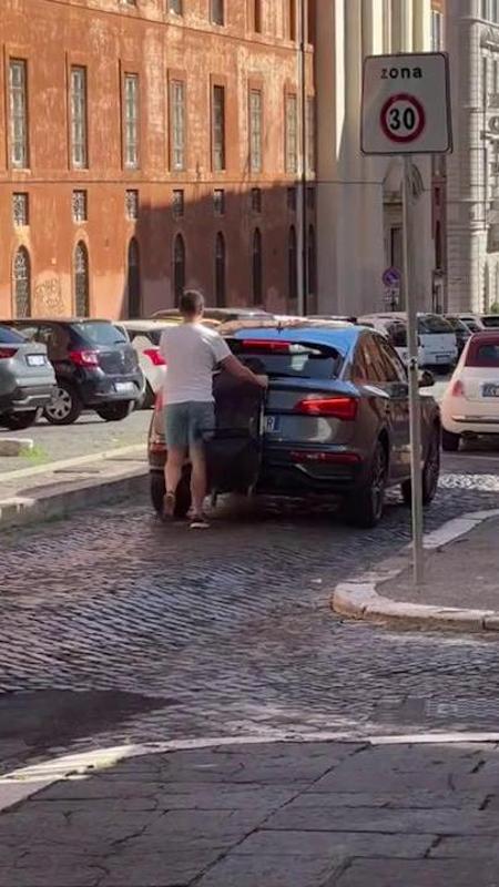 Ztl, il trucco assurdo del passeggino: così tenta di “nascondere” la targa
