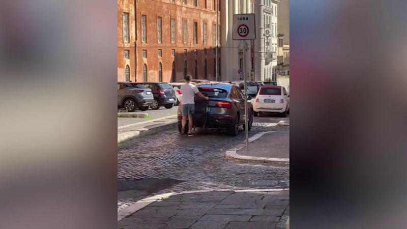 Automobilista multato per aver coperto la targa con un passeggino