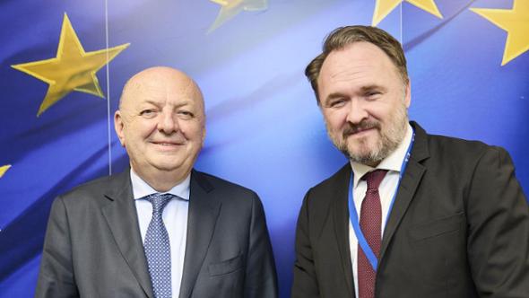 Il piano Ue contro il caro-energia: “Meno tasse sull’elettricità che sul gas”