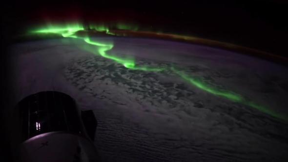 L'aurora australe "danza" sotto la Iss: le immagini spettacolari dallo spazio dopo la tempesta solare