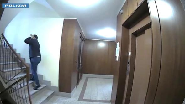 Torino, si fingevano agenti e tecnici comunali per truffare gli anziani: il video che li incastra