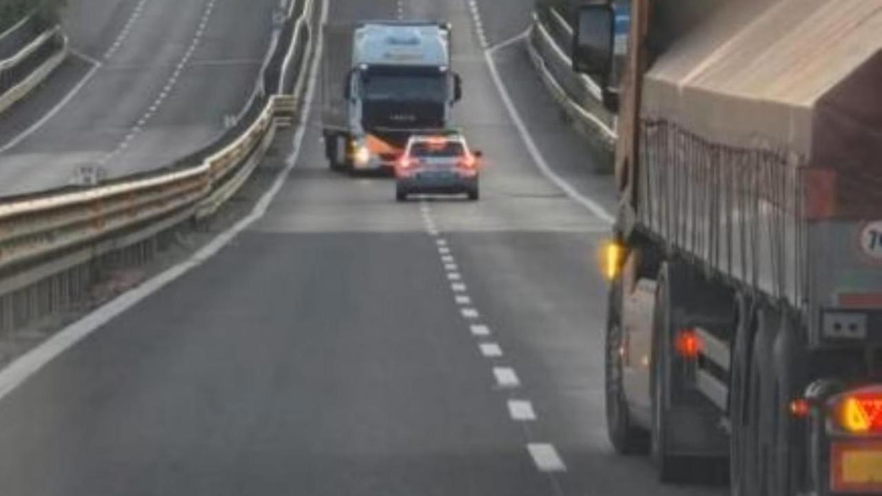 Ubriaco in autostrada: dopo 10 km contromano bloccato il tir che ha scatenato il panico sull’A26
