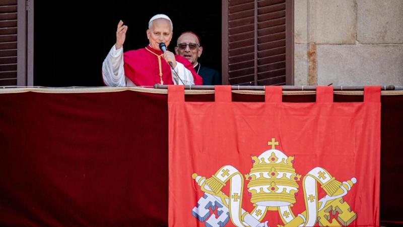 "E ora preghiamo in francese": il lapsus del Papa a Barcellona fa sorridere i fedeli