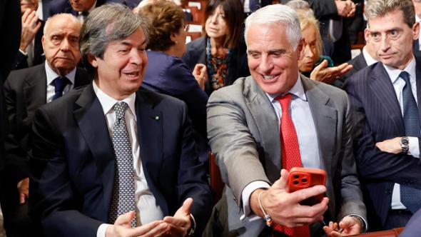 Crescita in Italia contro sviluppo estero: la sfida strategica tra Intesa Sanpaolo e Unicredit