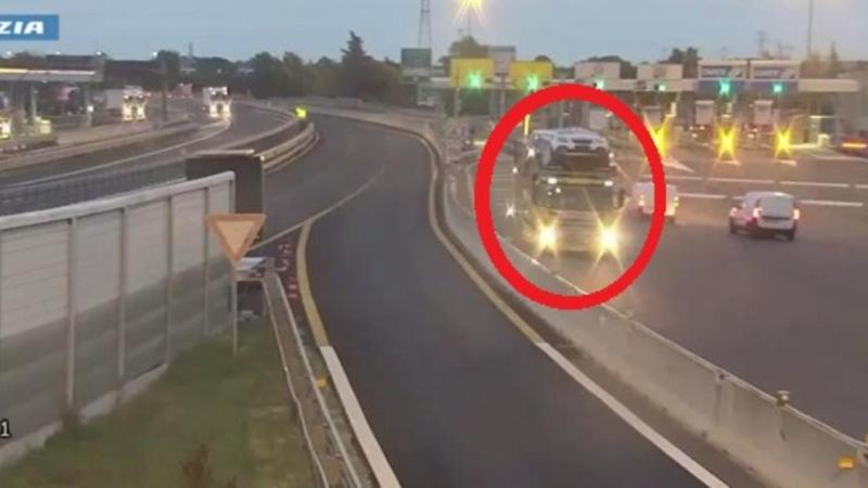 Camionista effettua inversione contromano al casello di Bologna