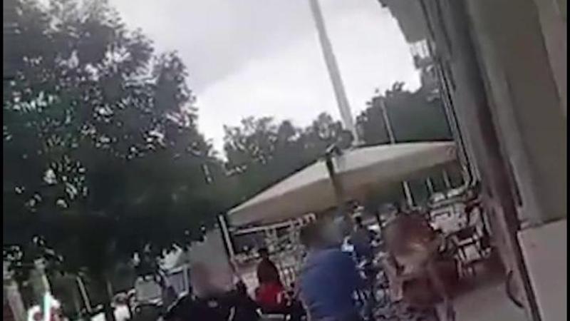Il taser contro una donna che aggredisce il carabiniere, bufera a Cuneo: le immagini